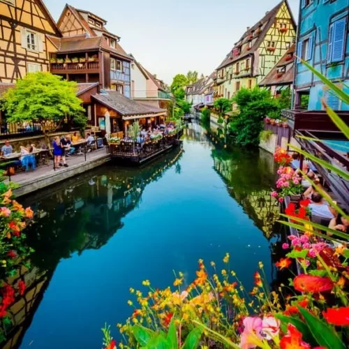 Notre appartement meublé à Colmar allie modernité et confort. Situé dans un quartier résidentiel paisible, il vous permet de rejoindre rapidement le centre historique, ses canaux et son célèbre Marché de Noël.